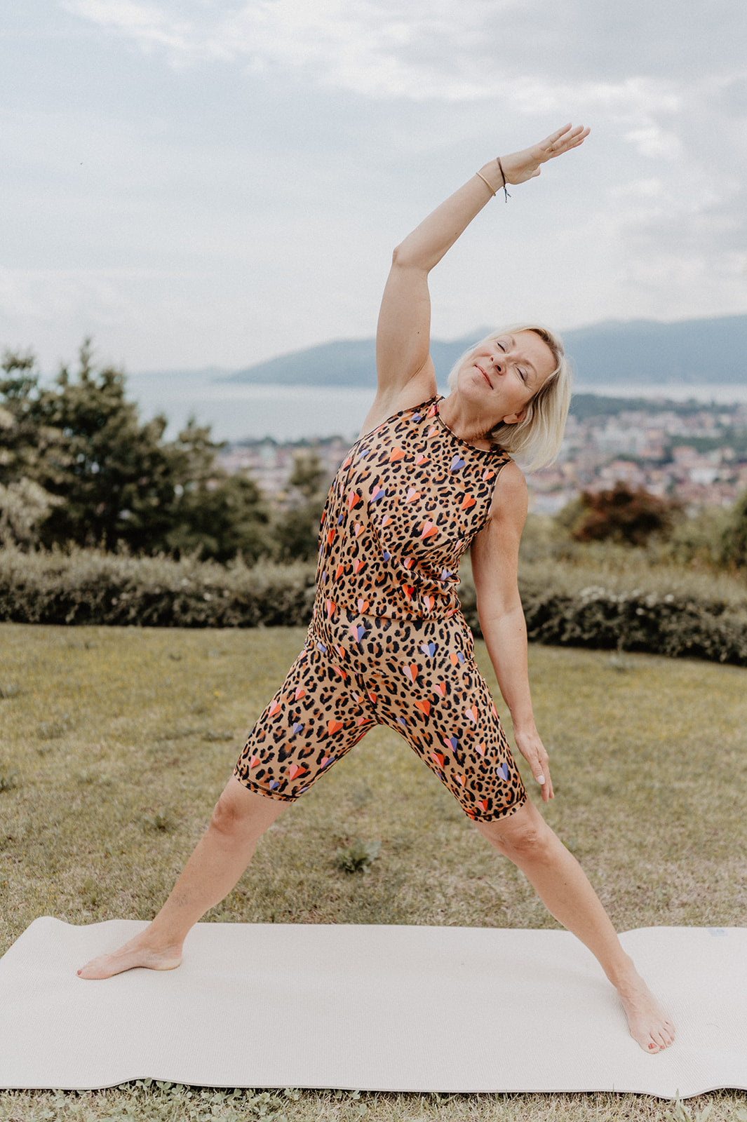Mono Corto de Yoga Leopardo y Corazones | Konekto