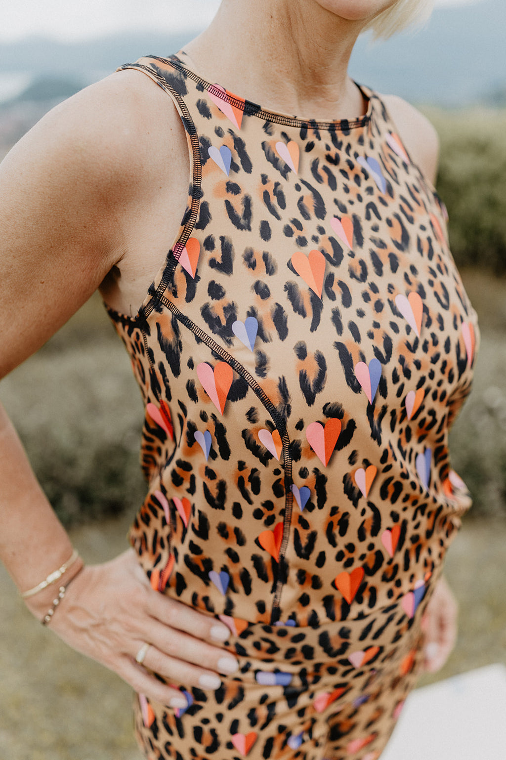 Mono Corto de Yoga Leopardo y Corazones | Konekto