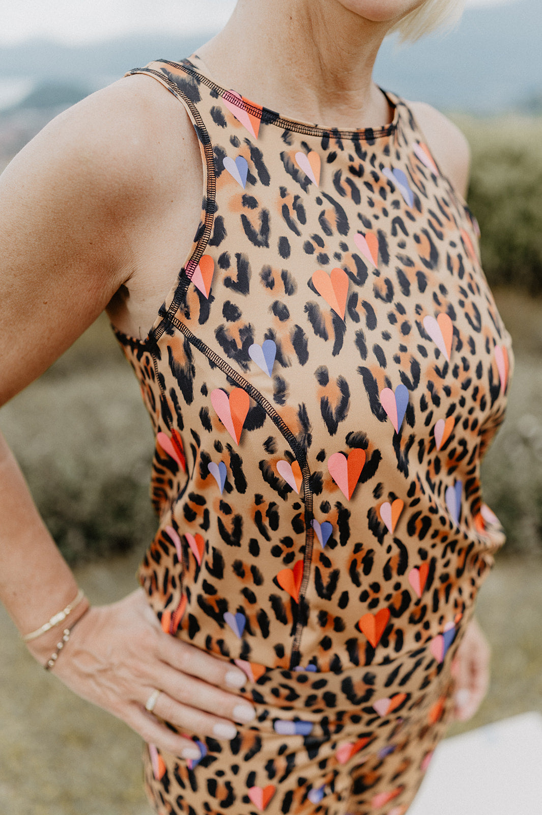 Mono Corto de Yoga Leopardo y Corazones | Konekto