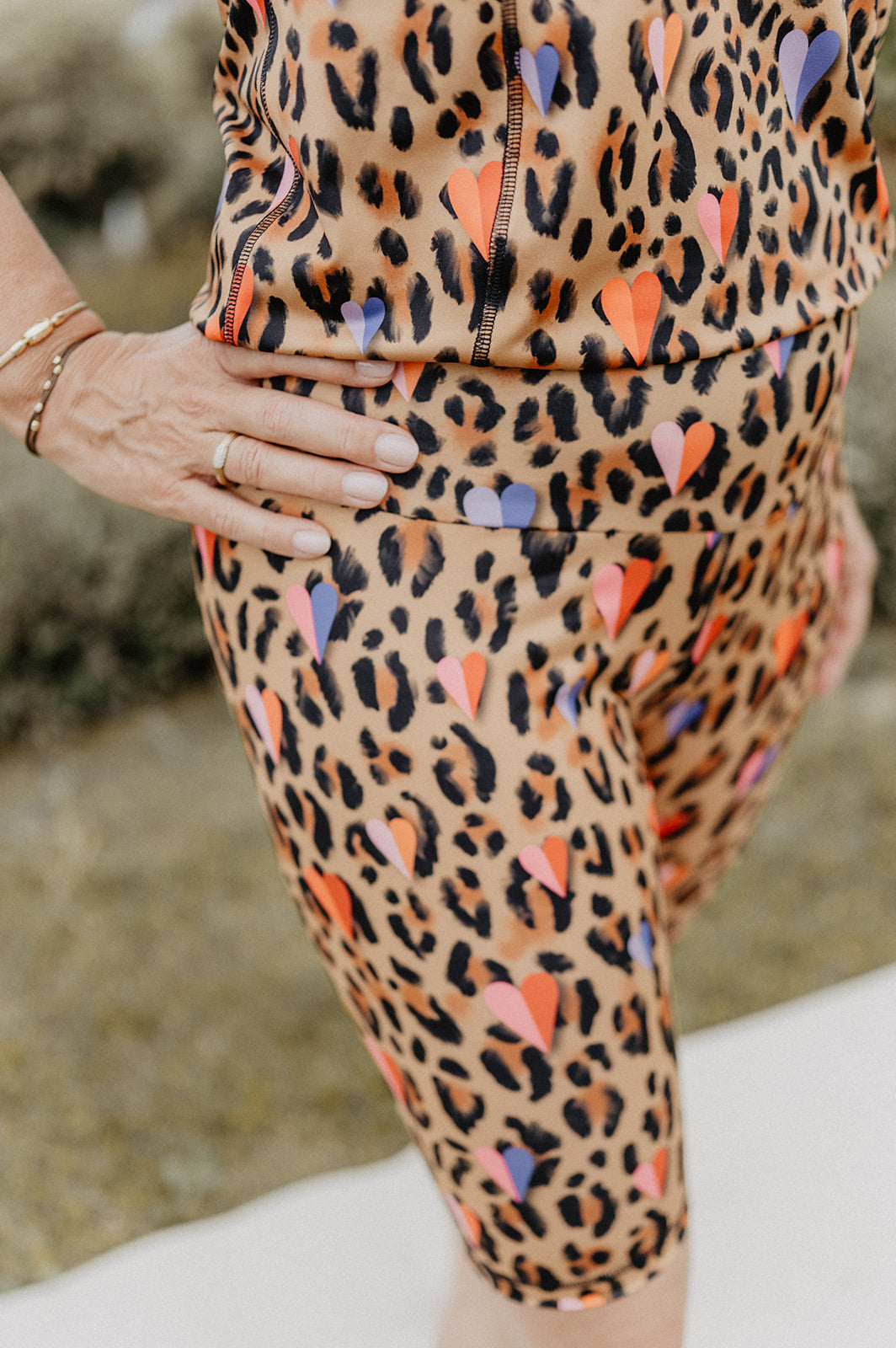 Mono Corto de Yoga Leopardo y Corazones | Konekto