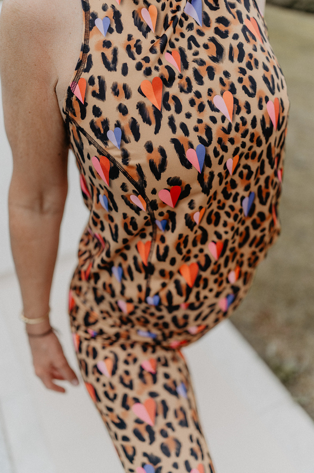 Mono Corto de Yoga Leopardo y Corazones | Konekto