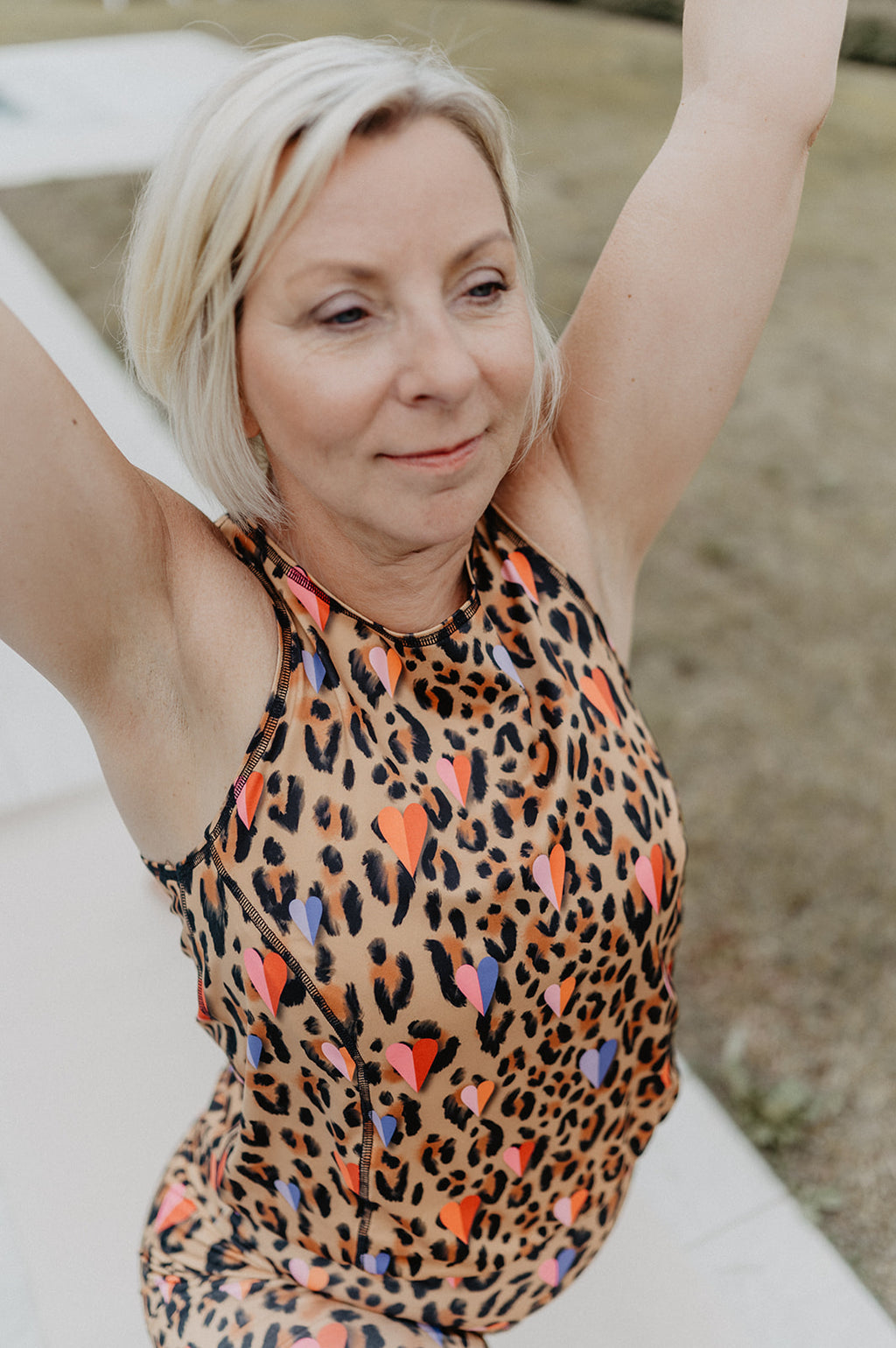 Mono Corto de Yoga Leopardo y Corazones | Konekto