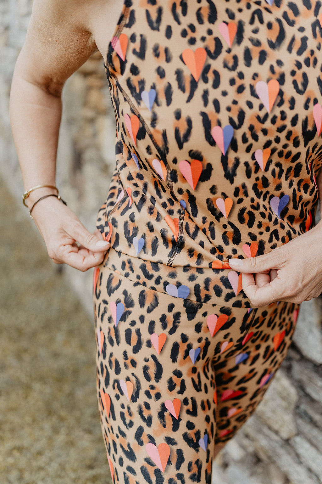 Mono Corto de Yoga Leopardo y Corazones | Konekto