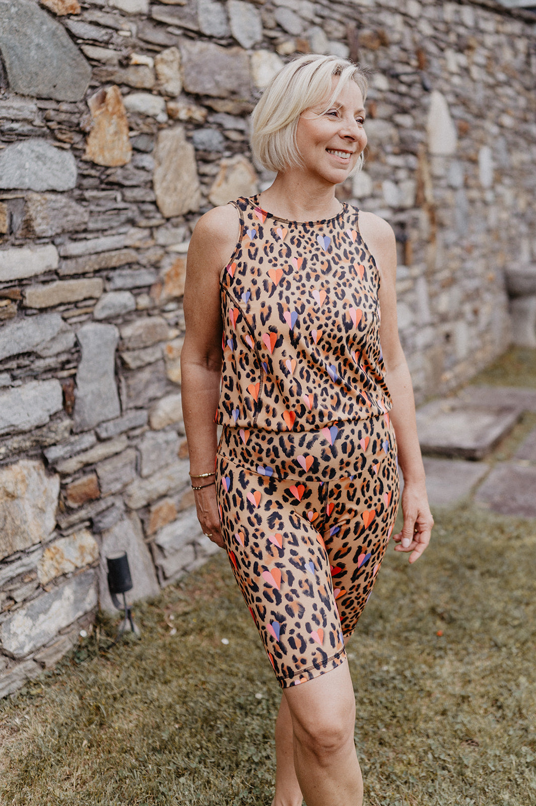 Mono Corto de Yoga Leopardo y Corazones | Konekto